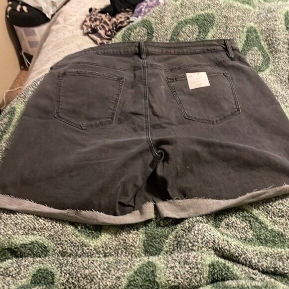 NWT Vigoss Plus Size Marley Mid Rise Cuff Distressed Lt Wash Shorts Black Sz 20W - Picture 2 of 5